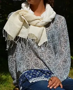 Echarpe artisanale Silk Touch Ivoire composée de 10 ou 25% de soie sauvage bio et de 90 ou 75% de coton éthiopien et tissée à la main.