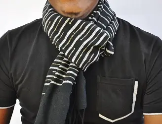 Echarpe artisanale Silk Touch Ebène composée de 10 ou 25% de soie sauvage bio et de 90 ou 75% de coton éthiopien et tissée à la main.