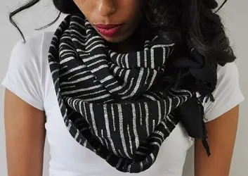 Echarpe artisanale Silk Touch Ebène composée de 10 ou 25% de soie sauvage bio et de 90 ou 75% de coton éthiopien et tissée à la main.