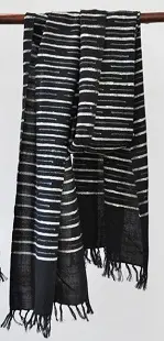 Echarpe artisanale Silk Touch Ebène Ivoire Azur composée de 10 ou 25% de soie sauvage bio et de 90 ou 75% de coton éthiopien et tissée à la main.