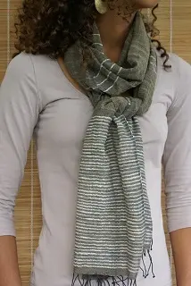 Echarpe artisanale Silk Touch Vert 2 composée de 10 ou 25% de soie sauvage bio et de 90 ou 75% de coton éthiopien et tissée à la main.