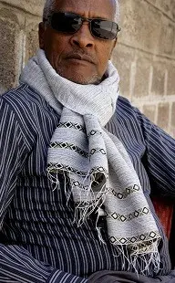 Etole Abesha Blanc Charbon en coton éthiopien mélangé à de la rayonne tissée à la main et ornée de Tibeb sobre et discret