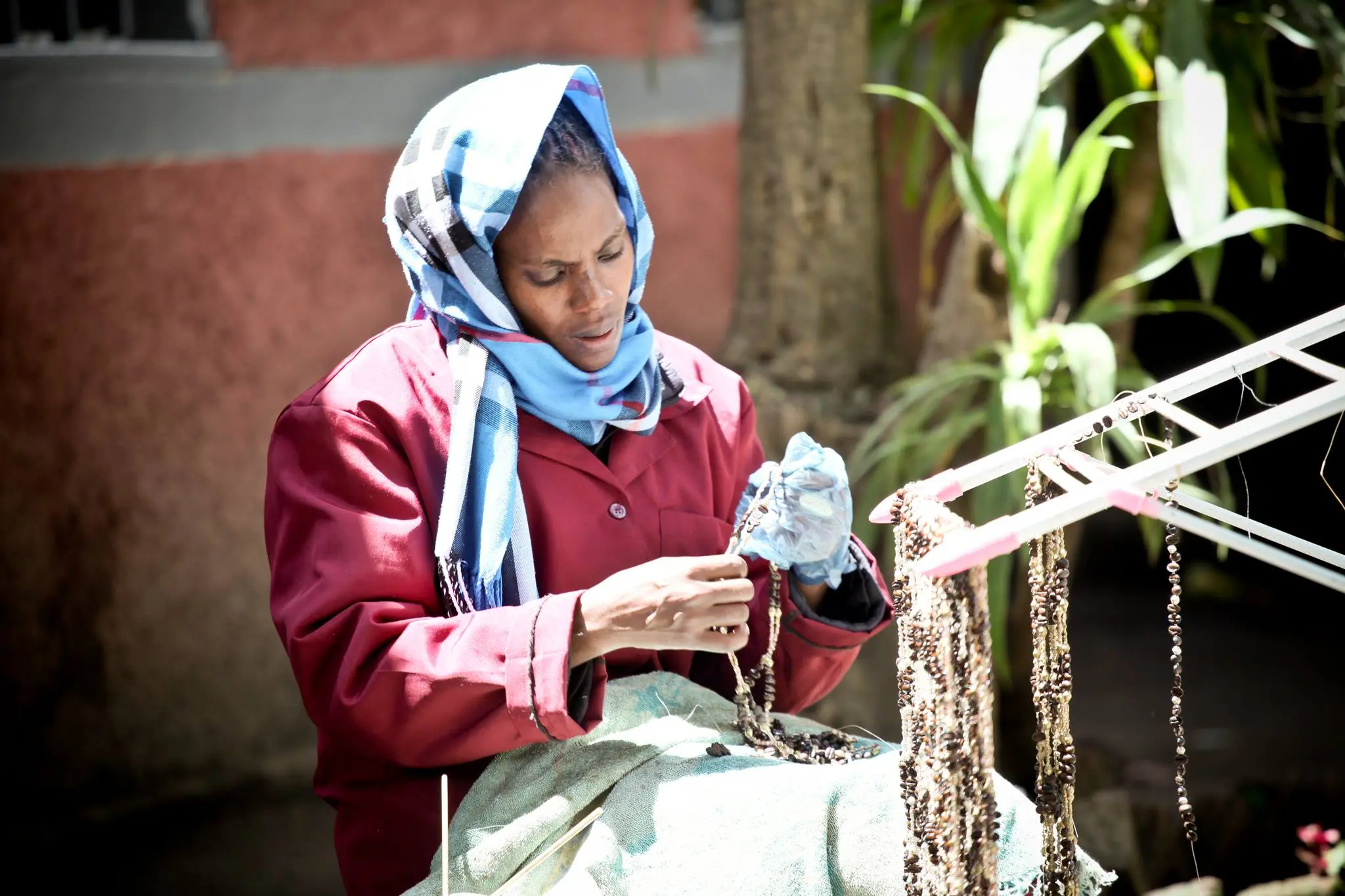 Confection de bijoux artisanaux ethiopiens