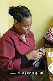 Confectionneuse de bijoux artisanaux éthiopiens