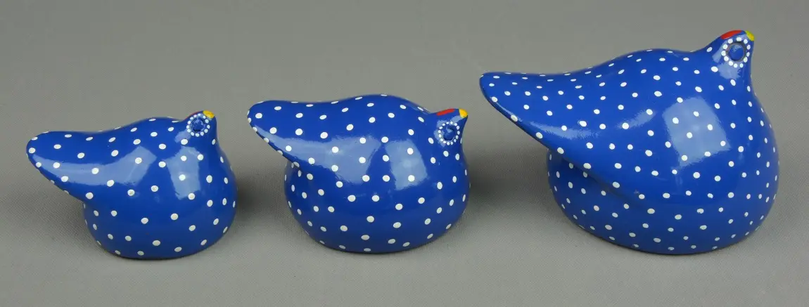 Petites pintades éthiopiennes bleues en poterie équitable