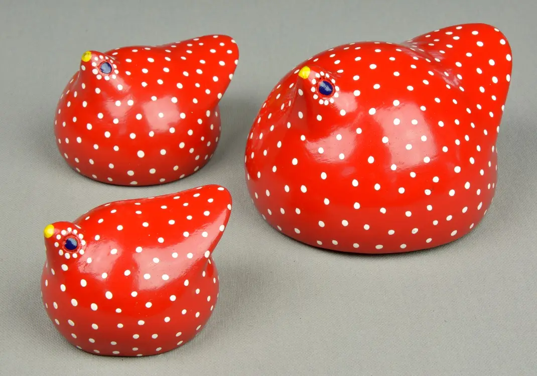 Petites pintades éthiopiennes rouges en poterie équitable
