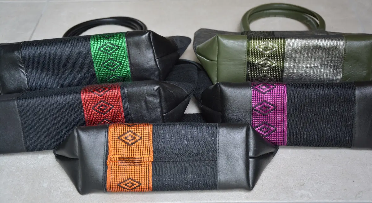 Sac cocktail Tibeb Saphir sur carbone en coton éthiopien et rayonne fait à la main