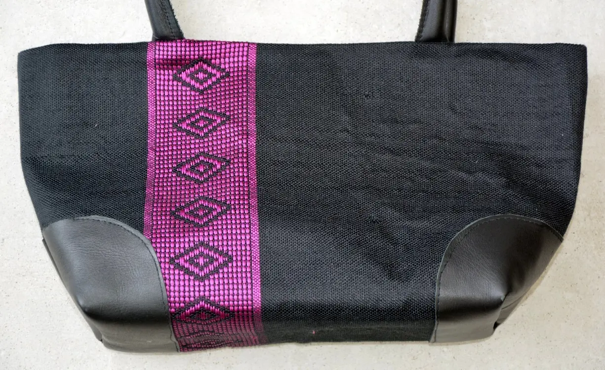 Sac cocktail Tibeb Zinzolin sur carbone en coton éthiopien et rayonne fait à la main
