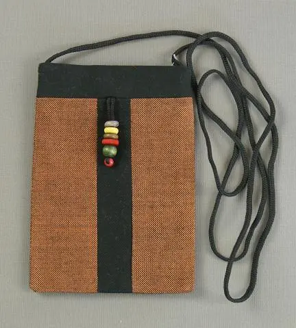 sacoche équitable chocolat pour smartphone tissée à la main en Ethiopie