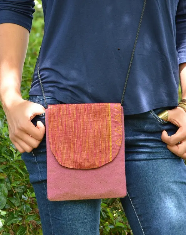 Sacoche équitable fuschia pour smartphone tissée en coton éthiopien et rayonne