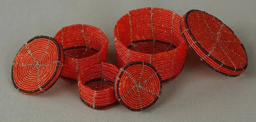 Boîtes Gigogne éthiopiennes rouges en perles faites à la main