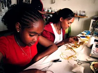 Fabrication de ces bijoux artisanaux ethiopiens vendus par Ethio Ethic